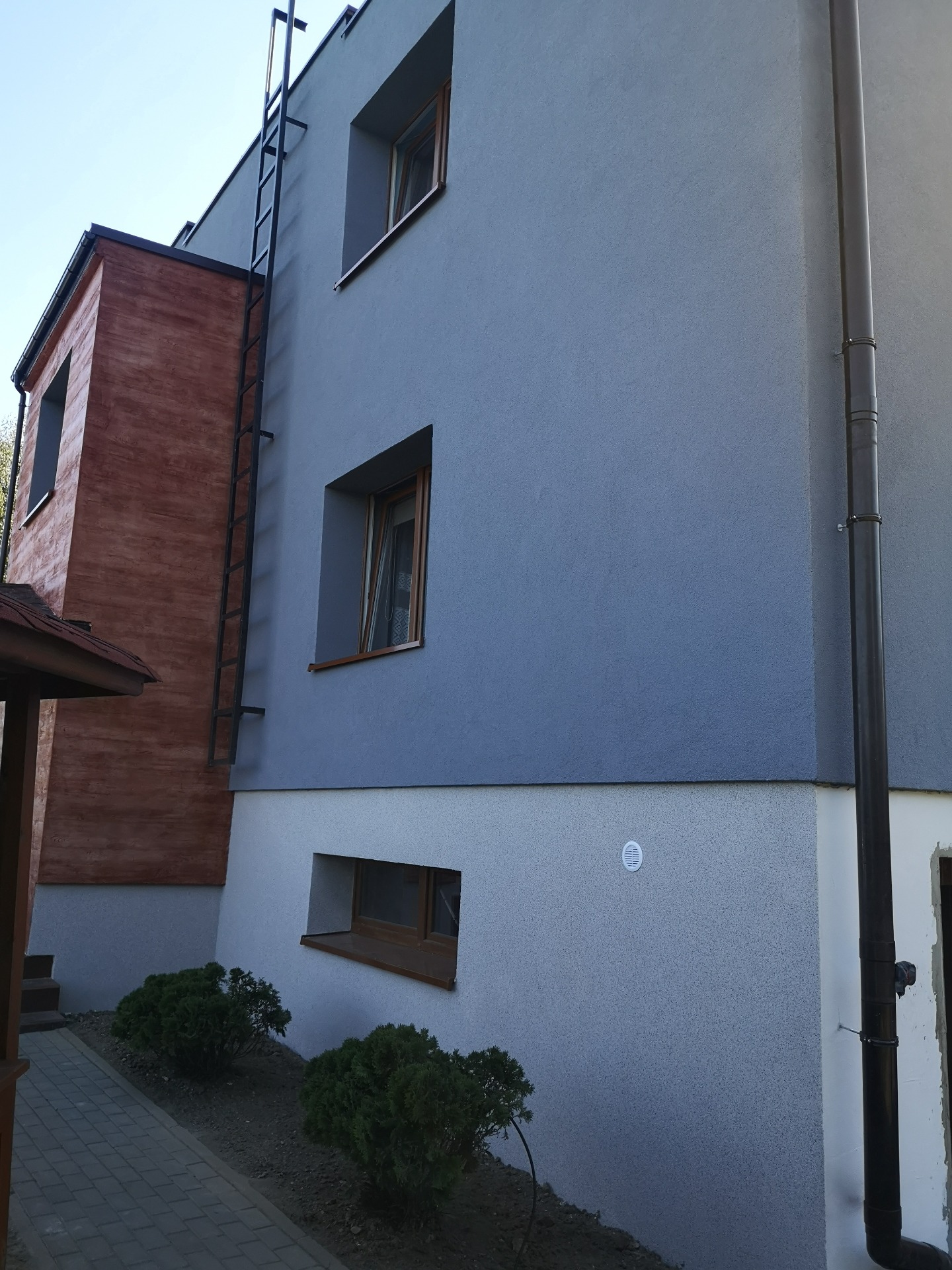 Budynek jednorodzinny - system ociepleń ARSANIT 031        tynk silikonowy + mozaika LICOMIX + deska dekoracyjna BOLIX WS (Ceresit VISAGE – efekt drewna)